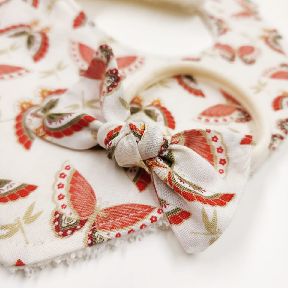 Le Petit Dodo Butterfly %100 Pamuk Mama Önlüğü ve Saç Bandı – 0‑24 Ay El Yapımı, Emici ve Yumuşak