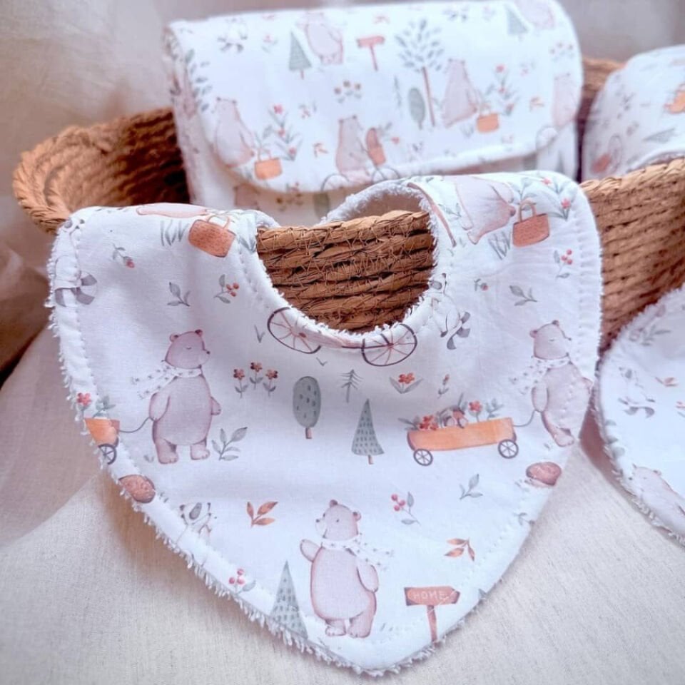 Barney %100 Pamuk Mama Önlüğü – 0‑24 Ay El Yapımı, Emici ve Yumuşak