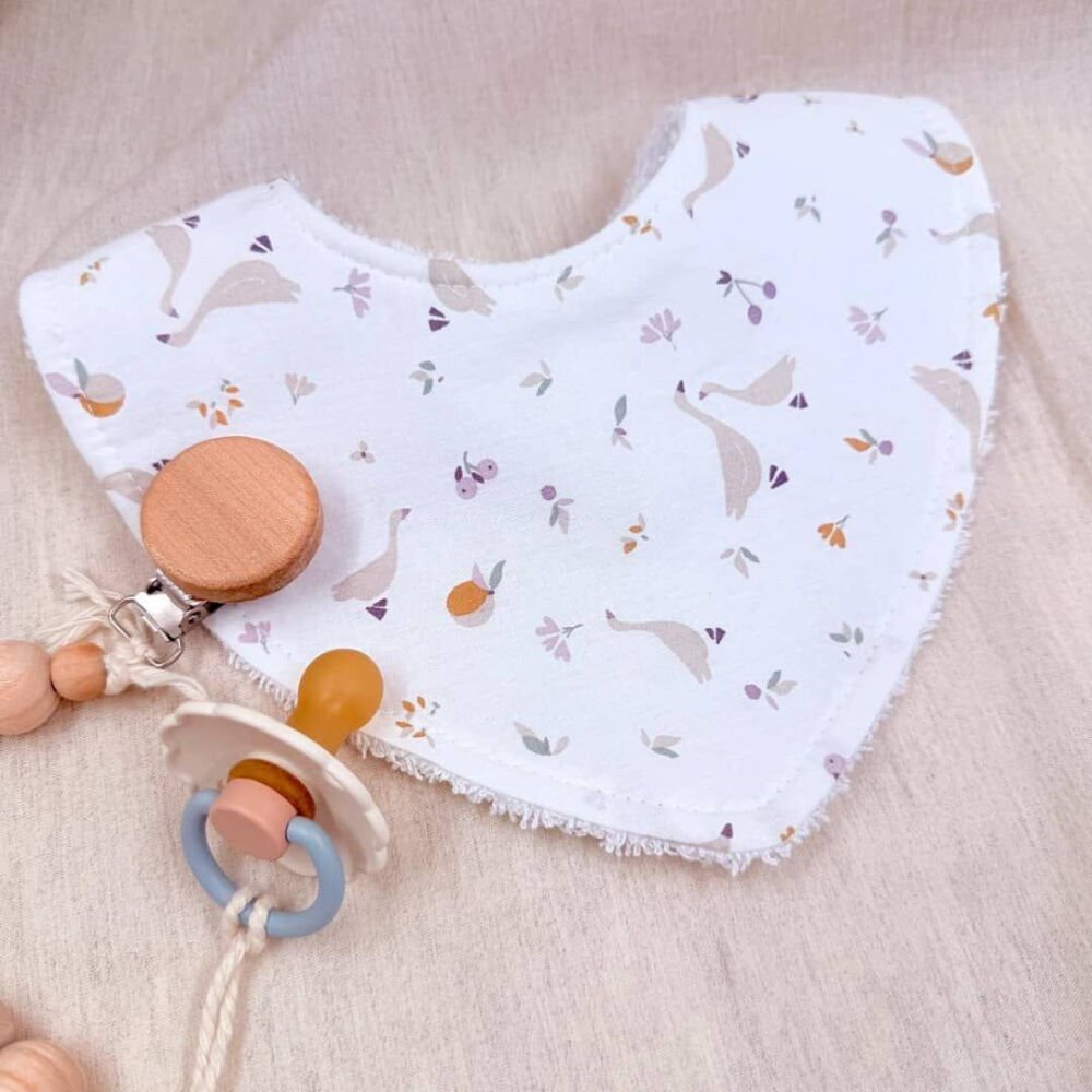 Le Petit Dodo Goose %100 Pamuk Mama Önlüğü – 0‑24 Ay El Yapımı, Emici ve Yumuşak