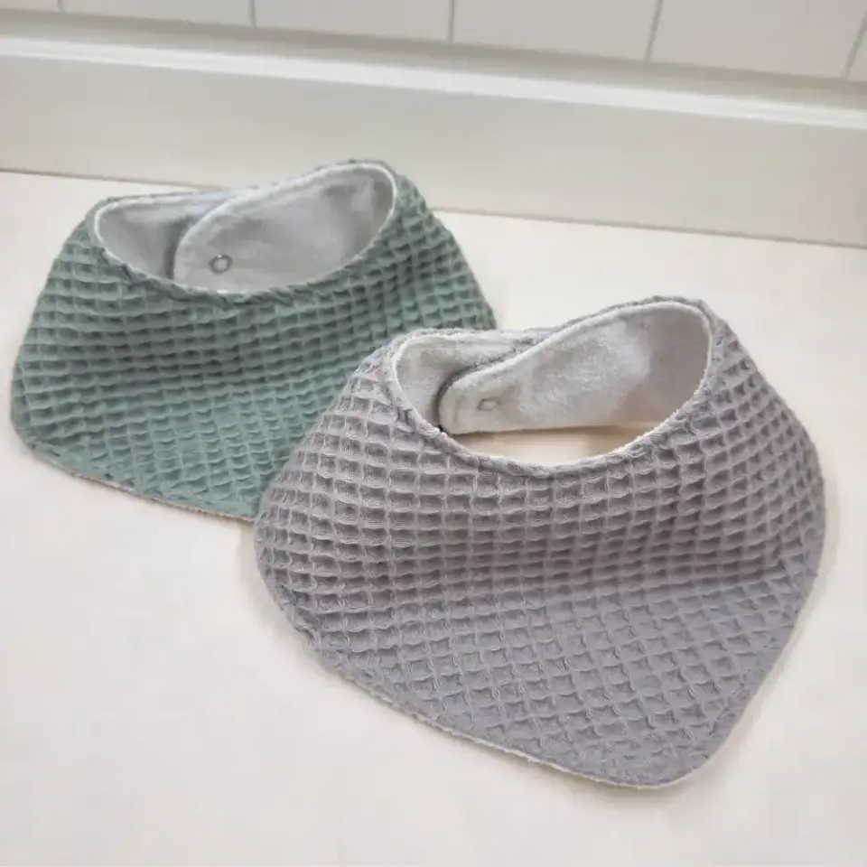 Diş çıkarma dönemine uygun su geçirmez bebek salya önlüğü seti